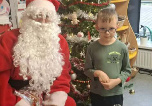 Św.Mikołaj odwiedza dzieci z gr. Kubusiów.