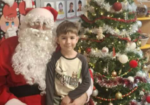 Św.Mikołaj odwiedza dzieci z gr. Kubusiów.