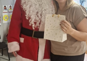 Św.Mikołaj odwiedza dzieci z gr. Kubusiów.