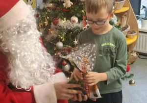 Św.Mikołaj odwiedza dzieci z gr. Kubusiów.