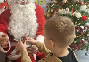 Św.Mikołaj odwiedza dzieci z gr. Kubusiów.