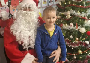 Św.Mikołaj odwiedza dzieci z gr. Kubusiów.