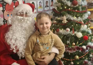 Św.Mikołaj odwiedza dzieci z gr. Kubusiów.