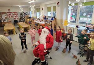 Św.Mikołaj odwiedza dzieci z gr. Kubusiów.