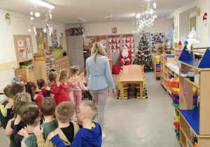 Św.Mikołaj odwiedza dzieci z gr. Kubusiów.