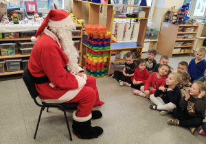 Św.Mikołaj odwiedza dzieci z gr. Kubusiów.