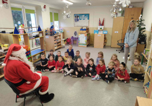 Św.Mikołaj odwiedza dzieci z gr. Kubusiów.