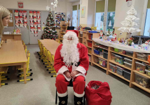 Św.Mikołaj odwiedza dzieci z gr. Kubusiów.