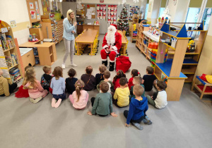 Św.Mikołaj odwiedza dzieci z gr. Kubusiów.