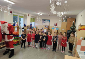Św.Mikołaj odwiedza dzieci z gr. Kubusiów.
