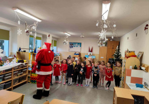 Św.Mikołaj odwiedza dzieci z gr. Kubusiów.