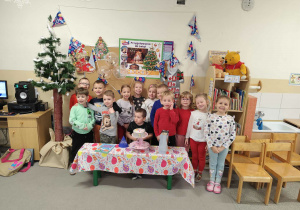 Zdjęcie grupowe z jubilatem.