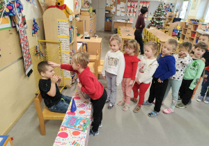 Dzieci składają życzenia jubilatowi.