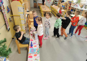 Dzieci składają życzenia jubilatowi.