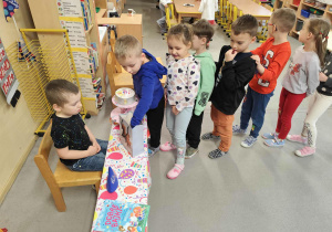 Dzieci składają życzenia jubilatowi.