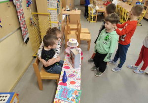 Dzieci składają życzenia jubilatowi.