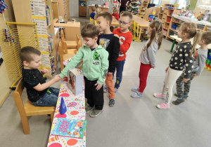 Dzieci składają życzenia jubilatowi.