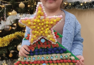 Dziewczynka z choinką własnoręcznie robioną.