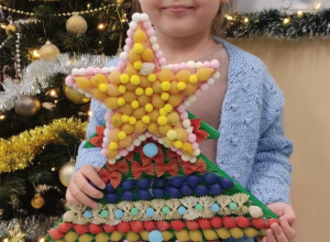 Uczestniczki konkursu plastycznego " Najpiękniejsza choinka".