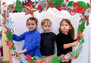 Dzieci w ramce świątecznej.