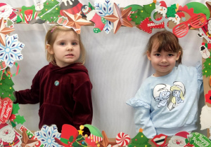Dzieci w ramce świątecznej.