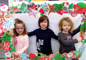 Dzieci w ramce świątecznej.