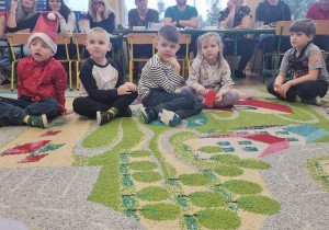 Dzieci podczas lekcji ciszy.