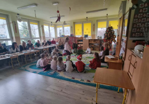 Dzieci podczas lekcji ciszy.