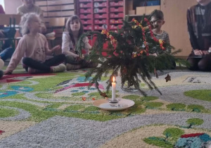 Dzieci podczas lekcji ciszy.