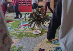 Dzieci podczas lekcji ciszy.