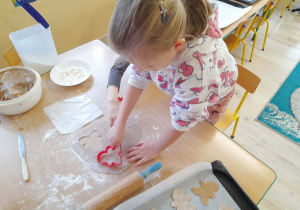 Dzieci robią pierniki świąteczne.