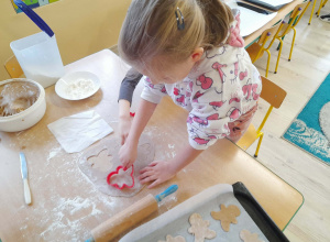 Przygotowania do świąt w grupie Sowy.