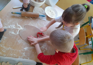 Dzieci robią pierniki świąteczne.