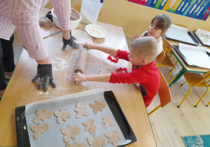 Dzieci robią pierniki świąteczne.