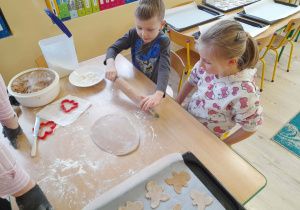 Dzieci robią pierniki świąteczne.
