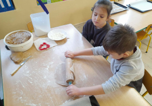 Dzieci robią pierniki świąteczne.