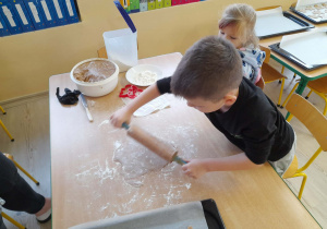 Dzieci robią pierniki świąteczne.