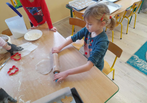 Dzieci robią pierniki świąteczne.