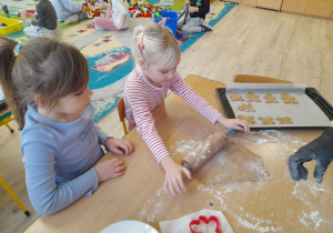 Dzieci robią pierniki świąteczne.