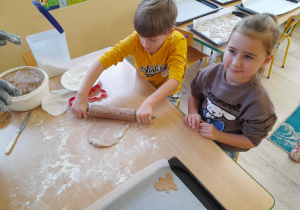 Dzieci robią pierniki świąteczne.