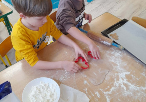 Dzieci robią pierniki świąteczne.