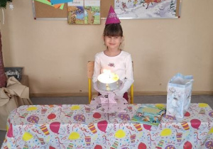 Marcelinka świętuje z dziećmi swoje 6 urodziny.