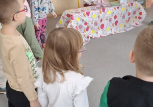 Marcelinka świętuje z dziećmi swoje 6 urodziny.