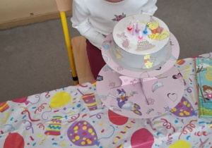 Marcelinka świętuje z dziećmi swoje 6 urodziny.