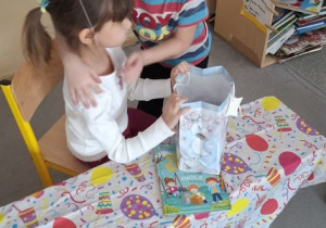 Marcelinka świętuje z dziećmi swoje 6 urodziny.