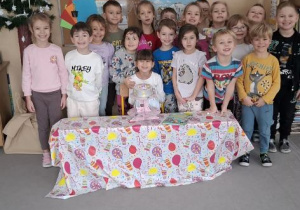 Marcelinka świętuje z dziećmi swoje 6 urodziny.