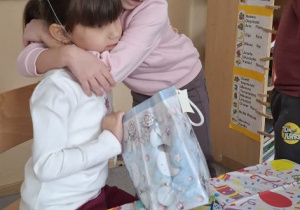 Marcelinka świętuje z dziećmi swoje 6 urodziny.