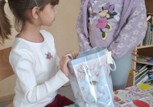 Marcelinka świętuje z dziećmi swoje 6 urodziny.