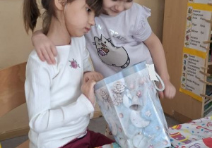 Marcelinka świętuje z dziećmi swoje 6 urodziny.