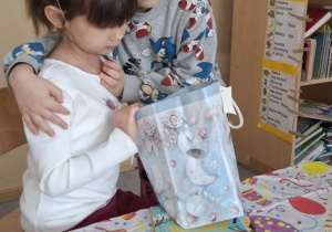 Marcelinka świętuje z dziećmi swoje 6 urodziny.